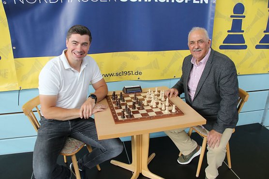 Kugelsto&szlig;er David Storl besuchte heute die Schach-Open, was auch Sportkoordinator Werner H&uuml;tcher gefreut hat (Foto: agl)