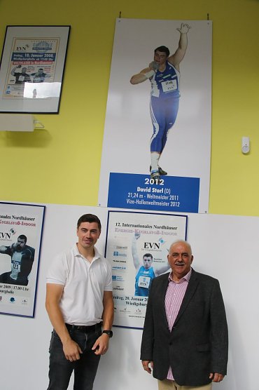 Das gro&szlig;e Plakat vom Papa im Eingangsbereich der Wiedigsburghalle hat der Sohnemann sofort erblickt (Foto: agl)