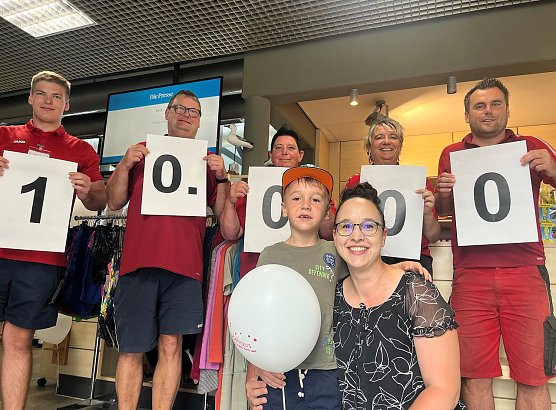 Matheo mit Mutti Yvonne Rauhe gab es am Eingang eine ordentliche &Uuml;berraschung (Foto: Badehaus Nordhausen)