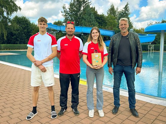 v.l.: Steven Klante (Mitarbeiter), Roland Gerlach (Schwimmmeister und Ausbilder), Shayenne Kara, Stephan Klante (B&uuml;rgermeister) (Foto: Gemeinde Harztor)