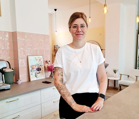 Johanna Lautenbach (links) hat am Lutherplatz 1 ihr Buchcaf&eacute; Kapitel J er&ouml;ffnet. Sarah Krug und Steven Richter von der St&auml;dtischen Wohnungsbaugesellschaft (SWG) gratulierten am Dienstag zur Er&ouml;ffnung. (Foto:  SWG Nordhausen/S.Schedwill)