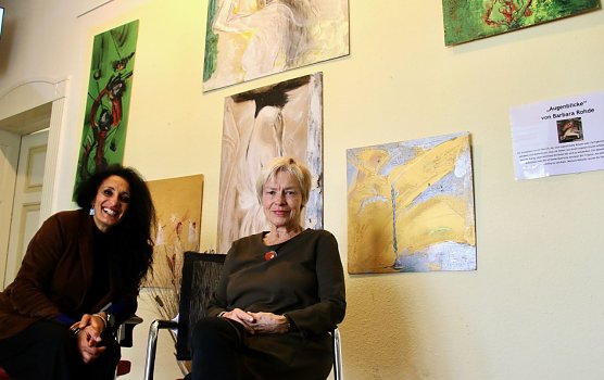 v.l.: Vivien Grab und Barbara Rohde vor den "Augenblicken" im Familienzentrum Nordhausen (Foto: agl)