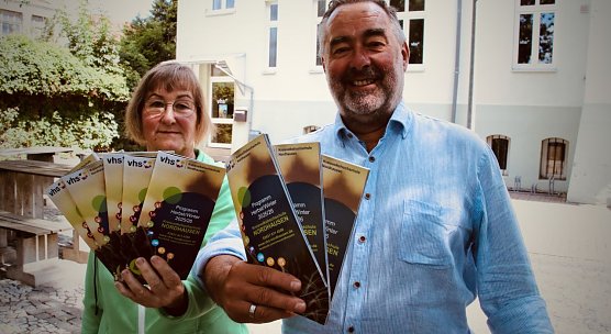 Kleines Heft, dickes Programm - die Volkshochschule startet in das neue Semester (Foto: agl)