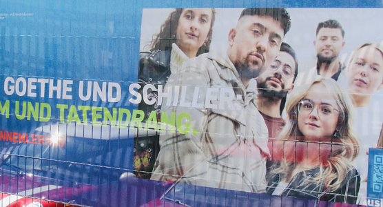 Der Stein des Ansto&szlig;es: ein Plakat das manchem Kommentator scheinbar nicht Deutsch genug aussieht (Foto: agl)