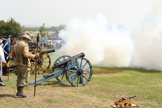 Alte Kanonen aus diversen historischen Epochen und in allen Gr&ouml;&szlig;en wurden am Wochenende auf der Pfalz Tilleda abgefeuert (Foto: agl)