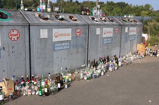 Glas wohin das Auge blickt -  die Container vor dem Herkules-Markt sind scheinbar regelm&auml;&szlig;ig &uuml;berf&uuml;llt (Foto: privat)