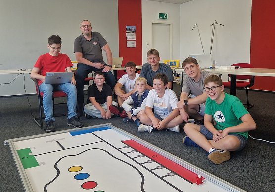 Junge T&uuml;ftler verbrachten eine Ferienwoche bei FEUER Powertrain (Foto: FEUER)