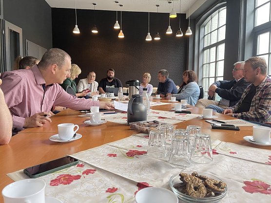 Gesprächsrunde zur Jugendarbeit im Landkreis beim Kreisjugendring (Foto: KJR) Gesprächsrunde zur Jugendarbeit im Landkreis beim Kreisjugendring (Foto: KJR)