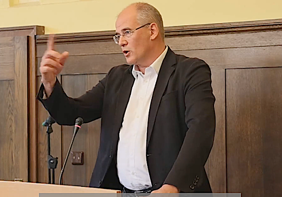 Landrat Matthias Jendricke musste sich der Kritik der Fraktionen stellen (Foto: oas)