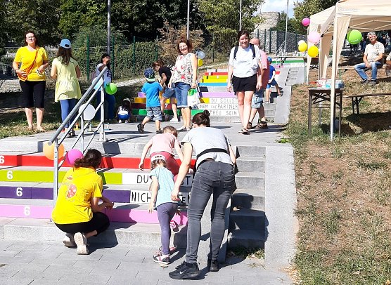 Treppenstufen werden bemalt (Foto: I.Gast) Treppenstufen werden bemalt (Foto: I.Gast)
