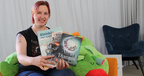 Marie-Kathrin Haase stellt die Neuigkeiten in der Stadtbibliothek vor (Foto: agl)
