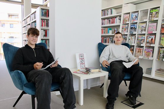 So lernt es sich gleich viel besser - die beiden Sch&uuml;ler aus Bleicherode haben es sich auf den neuen Lesesesseln gem&uuml;tlich gemacht (Foto: agl)