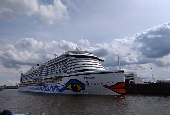 D. Rolling: AIDAperla auf der Elbe bei der Elbeinsel Krautsand Richtung Nordsee (Foto: D. Rolling) D. Rolling: AIDAperla auf der Elbe bei der Elbeinsel Krautsand Richtung Nordsee (Foto: D. Rolling)