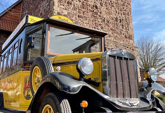 Der gelbe Oldtimer-Bus vom Ratskeller in Neustadt wird am Samstag anl&auml;sslich des 10. Garagenflohmarkts durch den Ort pendeln. (Foto: S. Schedwill)
