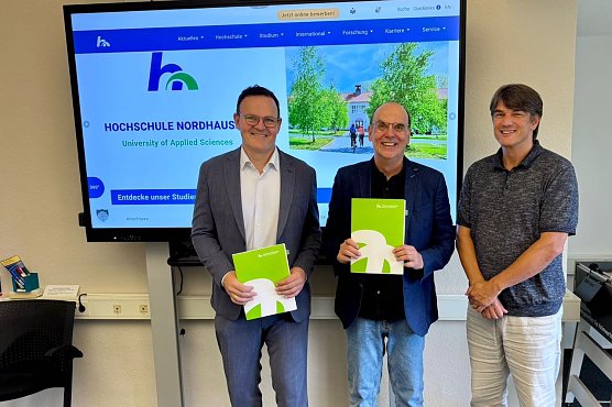 Vertragsunterzeichnung zwischen der Hochschule Nordhausen und der Franziskuswerk Akademie, vertreten durch Schulleiter Michael Kreisel, zur Verzahnung von Ausbildung und Studium im Bereich Heilp&auml;dagogik (Foto: Katrin M&ouml;nch/HSN)