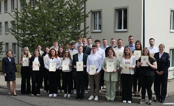 Die neuen Zollanw&auml;rter begannen Gestern in Erfurt ihre Ausbildung (Foto: Hauptzollamt Erfurt)
