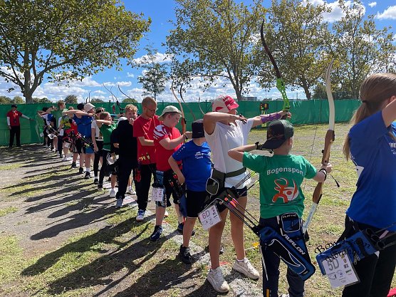 Das Bowteam zu Gast beim Nachwuchsturnier in Erfurt (Foto: Steffi Helbing) Das Bowteam zu Gast beim Nachwuchsturnier in Erfurt (Foto: Steffi Helbing)