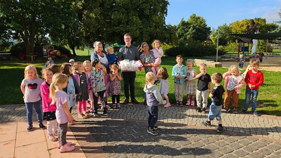 F&uuml;r die jungen Wipperdorfer gab es zum Kindertag eine kleine &Uuml;beraschung  (Foto: Die Linke Bleicherode/Sollstedt)