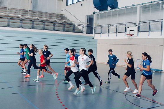 Aufw&auml;rmen in der Wiedigsburghalle - 82 Nachwuchssportler aus ganz Th&uuml;ringen sind dieses Wochenende in Nordhausen zu Gast (Foto: agl)