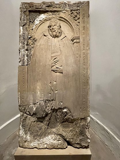 Der Grabstein Michael Neanders in der Krypta der Neanderklinik Harzwald (Foto: Tim Sch&auml;fer)