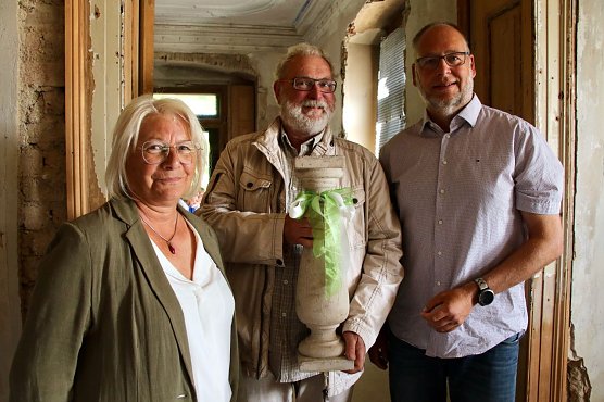 Viele Menschen haben sich um den Park verdient gemacht, darunter auch Dr. Folke Dietzsch, der f&uuml;r sein Engagement von Hannelore Haase, der Vorsitzenden des F&ouml;rdervereins und Tom Landsiedel, dem Vorsitzenden der B&uuml;rgerstiftung mit der Ehrenmitgliedschaft und einem schweren Andenken ausgzeichnet wurde (Foto: F&ouml;rderverein Park Hohenrode)