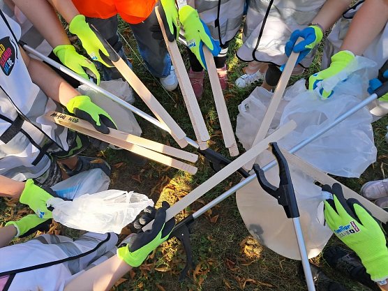  Ausgestattet mit Handschuhen, M&uuml;lls&auml;cken und Greifzangen war es ihr Ziel, nicht nur das Schulgel&auml;nde zu s&auml;ubern, sondern auch den angrenzenden Sportplatz und die Wiesen. (Foto: Riwana Schmidt)