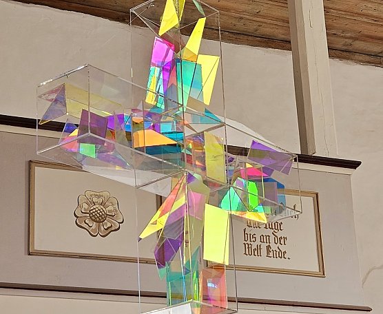 Lichtkreuz von Ludger Hinse in der Rosenkirche Elende (Foto: Regina Englert)
