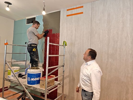 Lars Gottert im Gespr&auml;ch mit Piotr Mazurkiewicz von der gleichnamigen Baufirma (Foto: nnz)