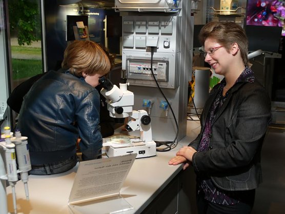 Wissenschaft zum Anfassen (Foto: Angelo Glashagel) Wissenschaft zum Anfassen (Foto: Angelo Glashagel)