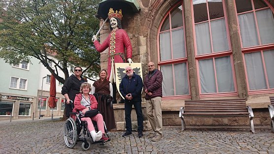 Die Pr&uuml;fungsf&uuml;hrung f&uuml;r Annerose Scholz, hier die Dritte Dame von links in vollem Dress, begann die F&uuml;hrung am Nordh&auml;user Roland. Und weil Anette Grohmann etwas eingeschr&auml;nkt war, erprobte man auch gleich, ob eine Stadtf&uuml;hrung in Nordhausen auch "barrierearm" zu machen ist. (Foto: agl)