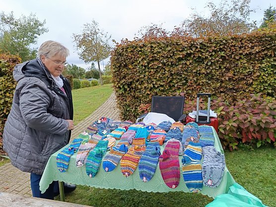 Reichhaltiges Angebot an handgefertigten Artikeln beim Apfelfest (Foto: M.Kaaden) Reichhaltiges Angebot an handgefertigten Artikeln beim Apfelfest (Foto: M.Kaaden)