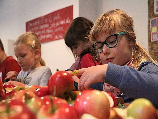 Äpfel werden im KILA eingemust (Foto: F.Tuschy) Äpfel werden im KILA eingemust (Foto: F.Tuschy)