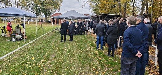 Rund 200 Freunde und Weggef&auml;hrten nahmen Abschied (Foto: nnz)