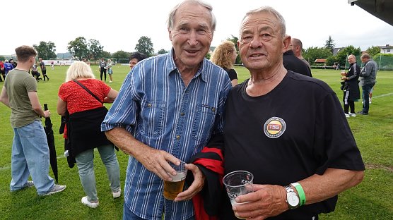Noch im vergangenen Jahr war er beim Fest der TSG Krimderode dabei. Hier im Plausch mit Heinz Degner (links im Bild). (Foto: nnz)