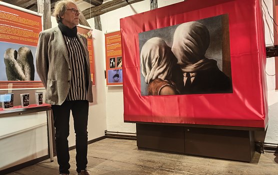 J&uuml;rgen Rennebach begr&uuml;&szlig;te die G&auml;ste der Vernissage (Foto: nnz)
