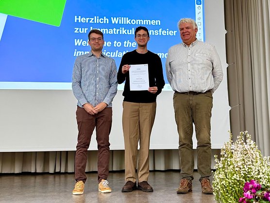 v.l.:  Daniel Harder (International Office/ Betreuer f&uuml;r Internationale Studierende und DAAD-Stibet I Projektkoordinator), Preistr&auml;ger Nicson Jacobo Andrade Lugo, Prof. Dr.-Ing. Klaus-Peter Neitzke (Professor Automatisierungssysteme). (Foto: Nadine Luschnat)