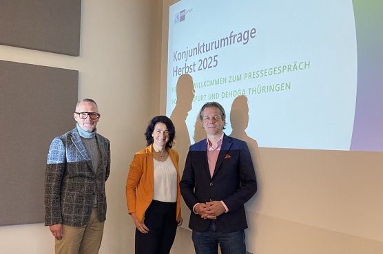 v.l.n.r.: Mark A. K&uuml;hnelt (Gesch&auml;ftsf&uuml;hrer Hotel am Schlo&szlig; Apolda und Pr&auml;sident des DEHOGA Th&uuml;ringen), Dr. Cornelia Haase-Lerch (Hauptgesch&auml;ftsf&uuml;hrerin der IHK Erfurt) und Olaf Seibicke (Direktor des Hotels Der Lindenhof in Gotha und IHK-Vizepr&auml;sident) (Foto: &copy;IHK Erfurt)