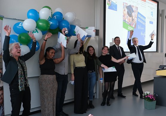 Ein besonderer Moment: Gemeinsam mit Familien, Freundinnen und Freunden feierten die Absolventinnen und Absolventen der Hochschule Nordhausen ihren erfolgreichen Studienabschluss.  (Foto: Tim R&uuml;ckschlo&szlig;)