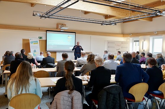 Einführung "Nordthüringen regenerativ" durch Landrat Matthias Jendricke (Foto: ThEEN e.V.) Einführung "Nordthüringen regenerativ" durch Landrat Matthias Jendricke (Foto: ThEEN e.V.)