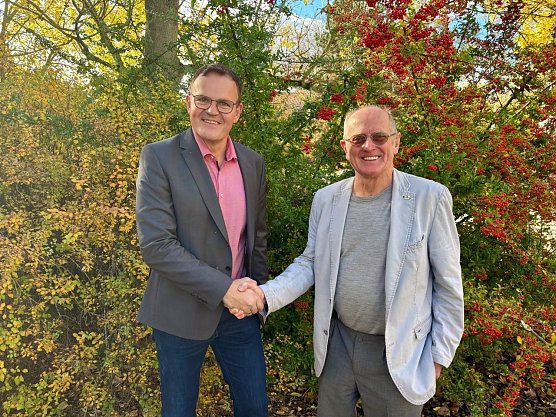 Herzlicher H&auml;ndedruck auf dem herbstlichen Campus: Hochschulpr&auml;sident Prof. Dr. J&ouml;rg Wagner begr&uuml;&szlig;t Professor J&uuml;rgen Poerschke anl&auml;sslich seines 80. Geburtstags an der Hochschule Nordhausen. (Foto: Tina Bergknapp)