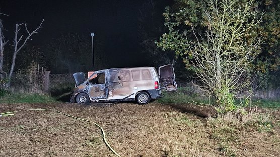 Ausgebrannter Transporter bei Gro&szlig;wechsungen (Foto: LPI)