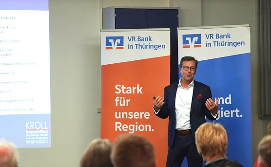 Immobilienberater/-makler Michael Kroll beschreibt M&ouml;glichkeiten zum Wohnen im Alter. (Foto: IET)