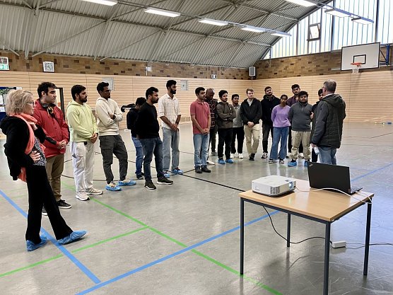Internationale Studierende und Unternehmensvertreter vernetzen sich beim Cricket-Spiel (Foto: HSN)