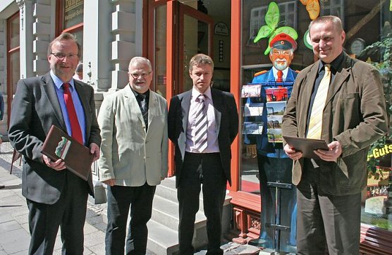 Zusammenarbeit besiegelt (Foto: HSB) Zusammenarbeit besiegelt (Foto: HSB)