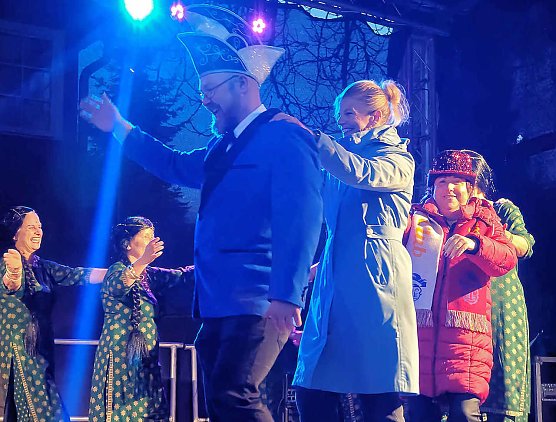 Schl&uuml;ssel&uuml;bergabe am Nordh&auml;user Rathaus: eine B&uuml;rgermeisterin unter Narren (Foto: P.Blei)