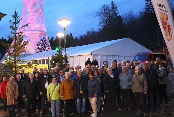 Ausgezeichnete Ehrenamtler vor dem Hexenbesen (Foto: Nicole Mattern)