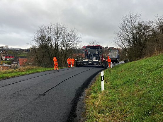 Oberfl&auml;chensanierung zwischen Buchholz und Herrmannsacker (Foto: Pressestelle Landratsamt)
