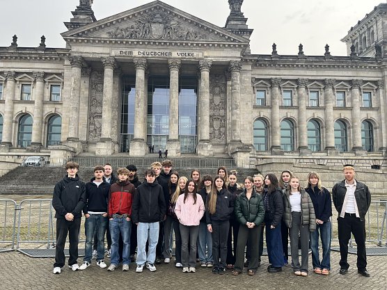 Der Kurs vor dem Bundestag (Foto: Humboldt-Gymnasium)
