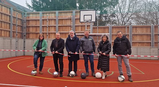 v.l. Sofia Amthor und Ren&eacute; K&uuml;bler vom Horizont, der 1. Beigeordnete des Landkreises, Stefan N&uuml;&szlig;le, Bauunternehmer Silvio Wagner, Birgit Pommer f&uuml;r den Vereinsvorstand des Horizonts und Architekt Tobias Winkler  (Foto: agl)