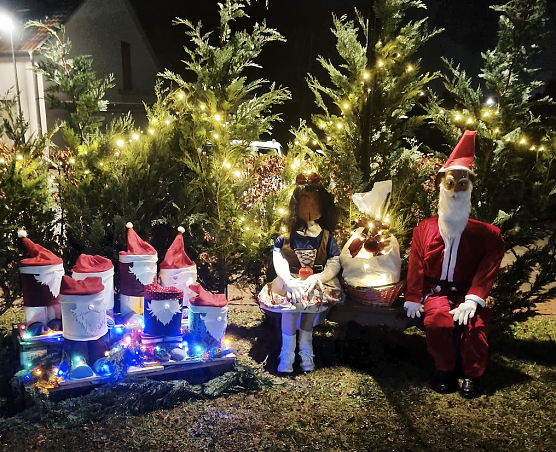 Der neue Weihnachtsschmuck in Kleinwerther wurde von den Kirmesburschen aufgestellt (Foto: Darleen Grasenick)